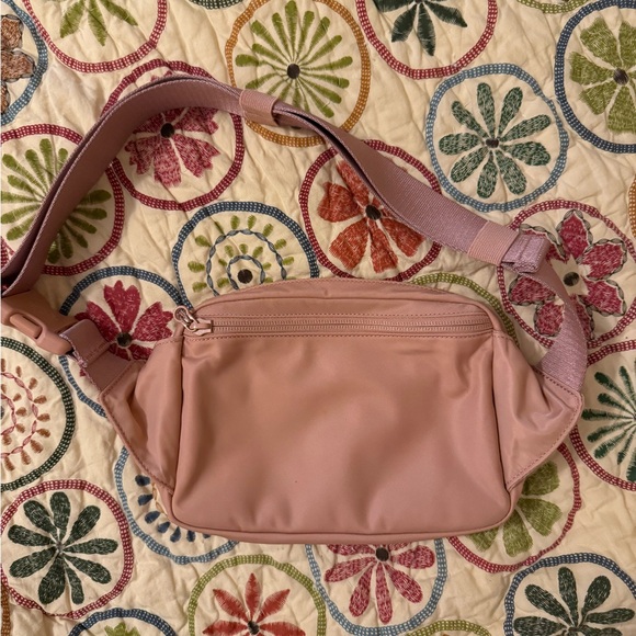 Lululemon Everywhere Belt Bag 2L Pastel Pink - Picture 2 of 3